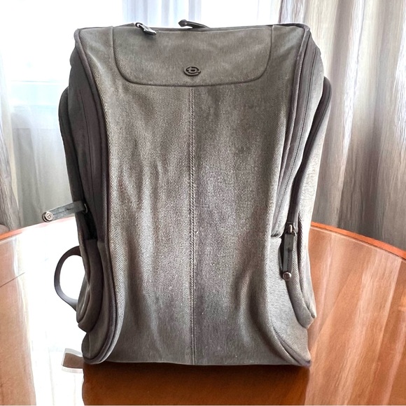 BOOQ Cobra Squeeze MacBook Backpack Gray Good Condition - Picture 2 of 16